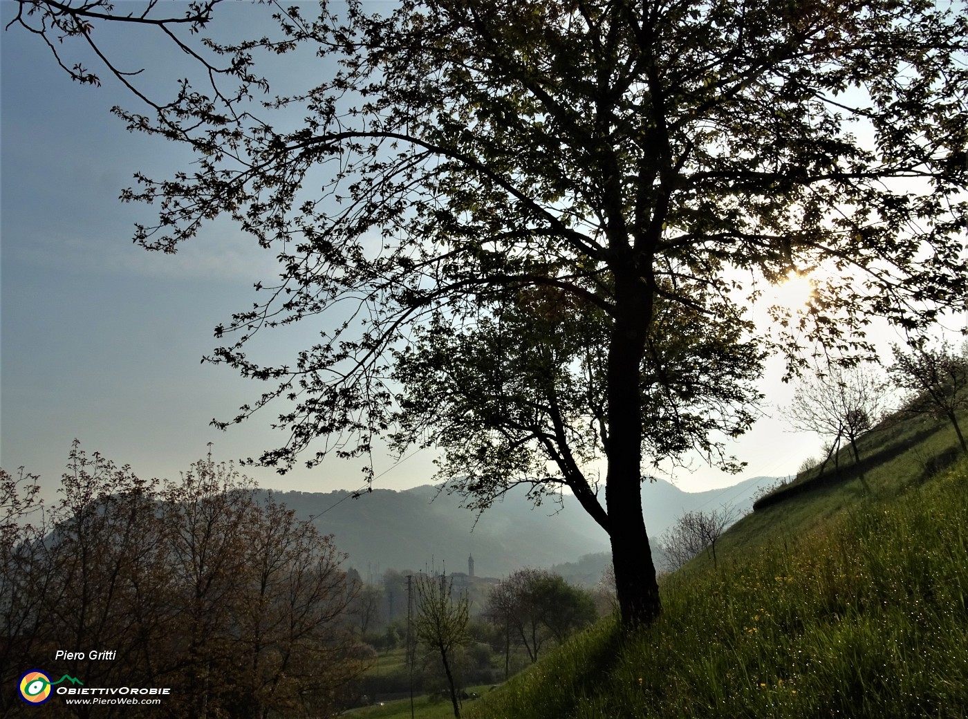 09 Il sole del primo mattino illumina la conca di Zogno.JPG